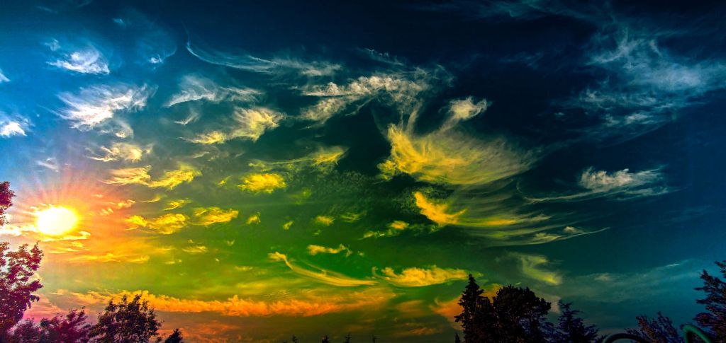 Colorful Pacific Northwest Sky With Whispy Cloudscape